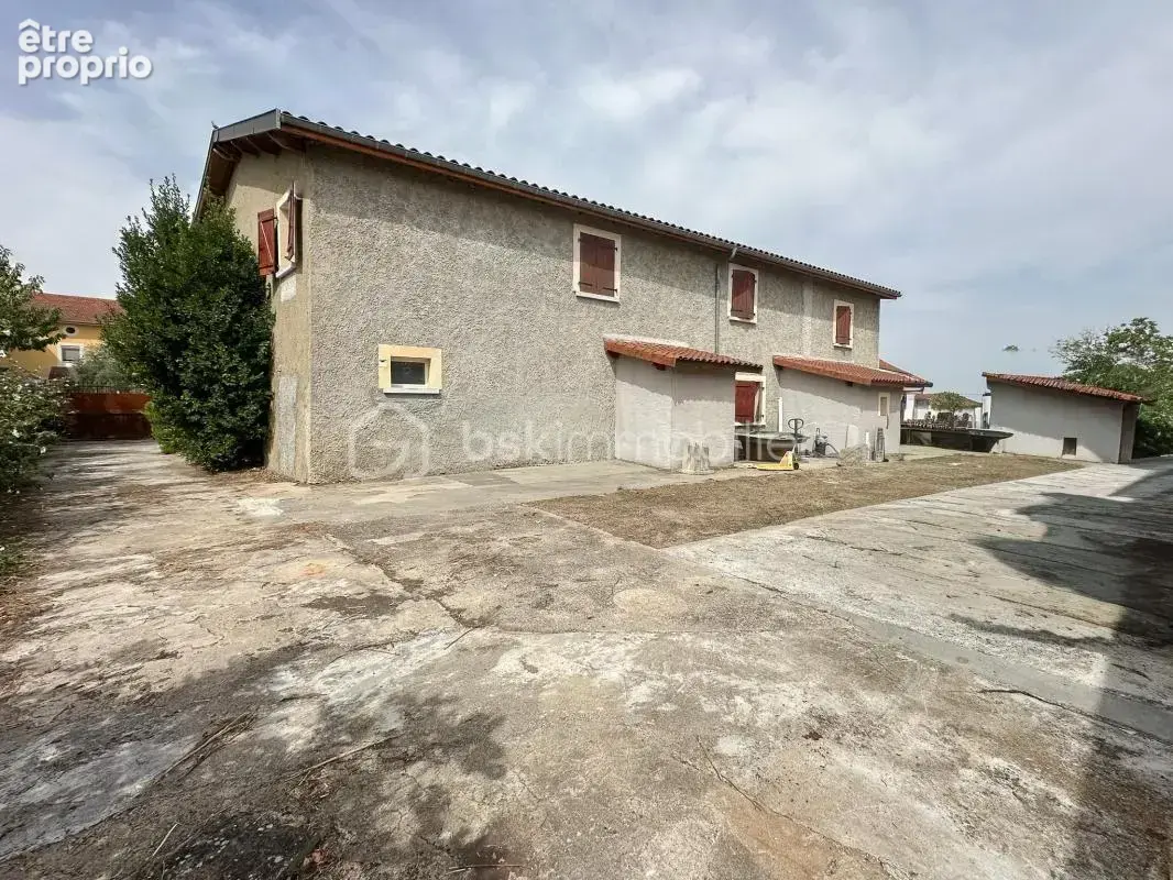 Maison mitoyenne avec jardin et dépendances – Fort potentiel – Pusignan - photo 19