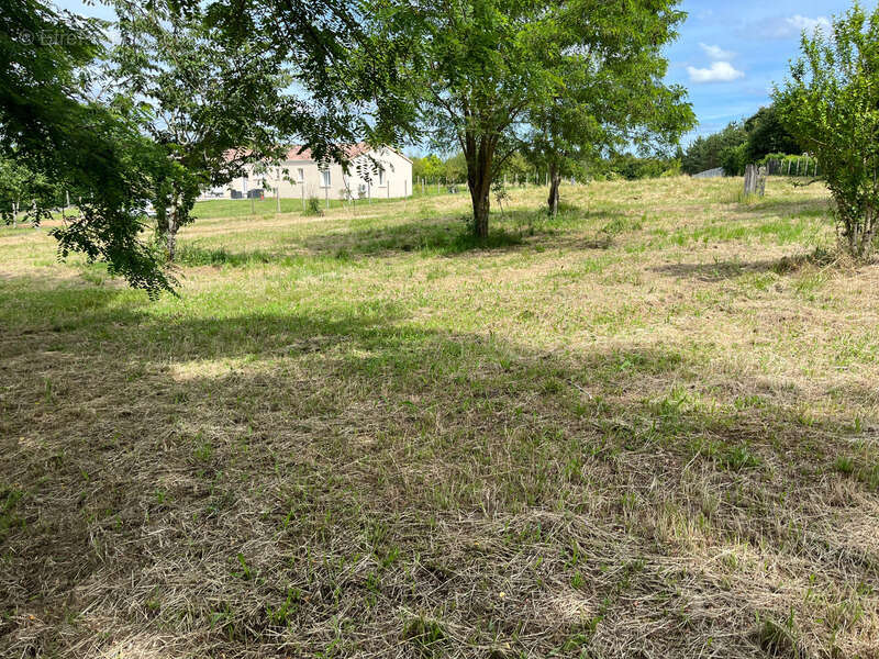 Terrain à LE FOUILLOUX
