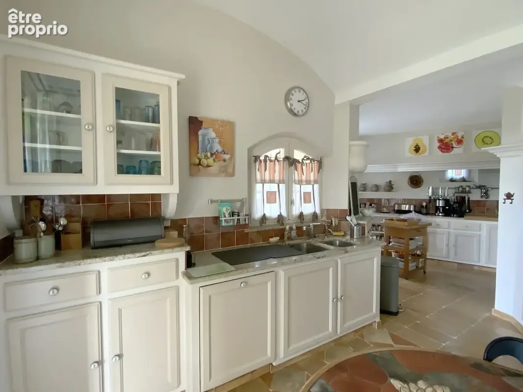 Très belle villa dans un village avec commerces sur un terrain de 3500 m2. - photo 15