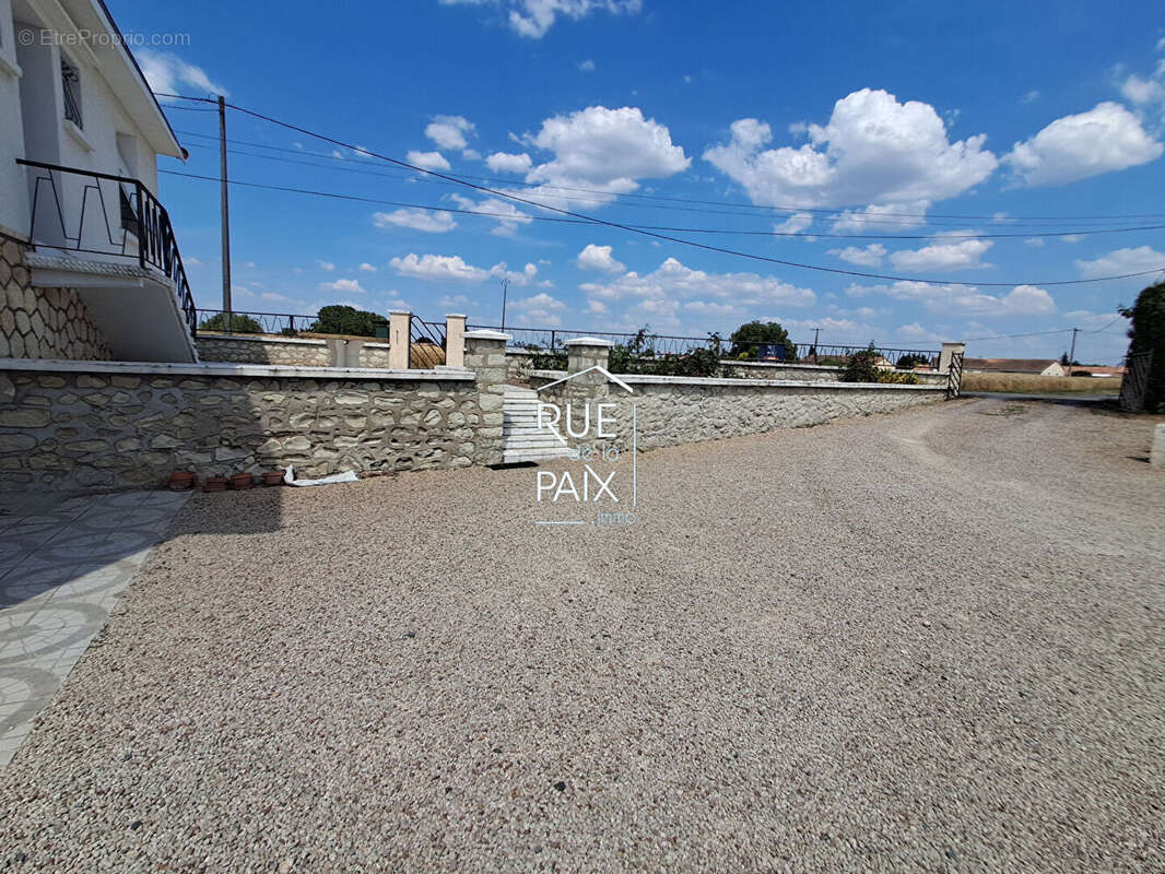 Maison sur sous sol avec grand terrain et double garage à Availles-en-Châtellerault - photo 7