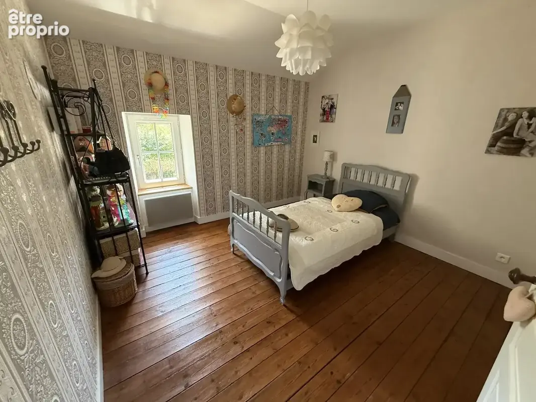 A proximité de Ruffec, magnifique maison en pierre de caractère offrant cinq chambres avec jardin, piscine et dépendances - photo 11