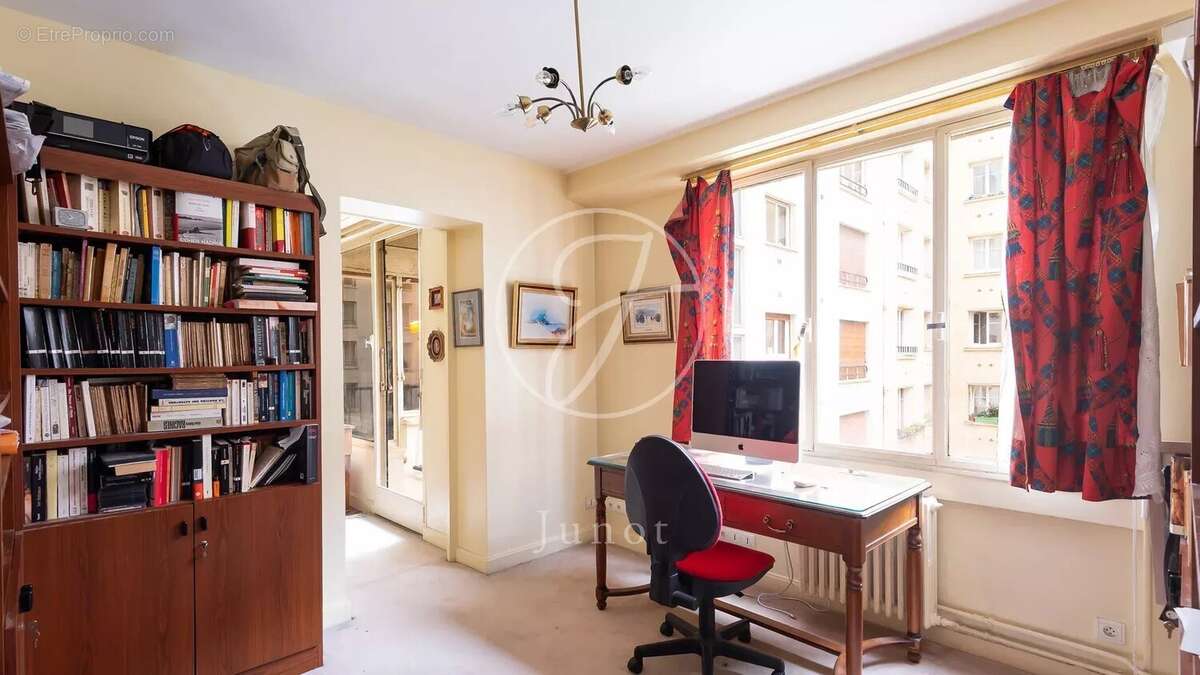 Appartement à PARIS-16E