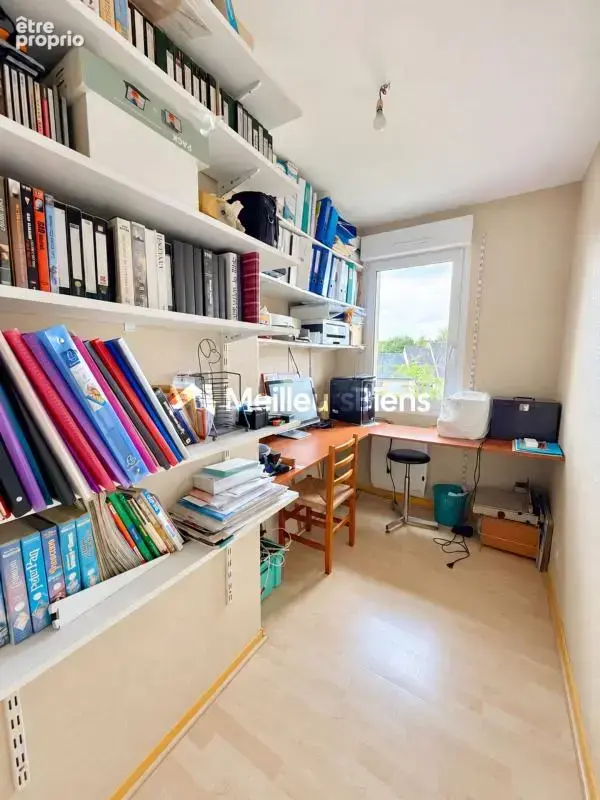LAVAL – Pavillon de 141 m², 4 chambres, double garage et jardin sans vis-à-vis - photo 11