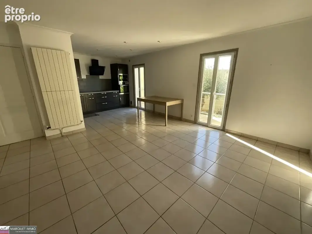 Villa T5 de 110 m²  vous invite à poser vos valises dans un cadre alliant charme et fonctionnalité sur 145 m² de terrain clos et - photo 4