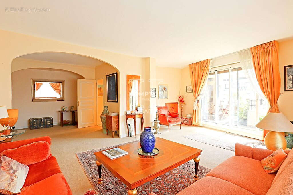 Appartement à PARIS-16E