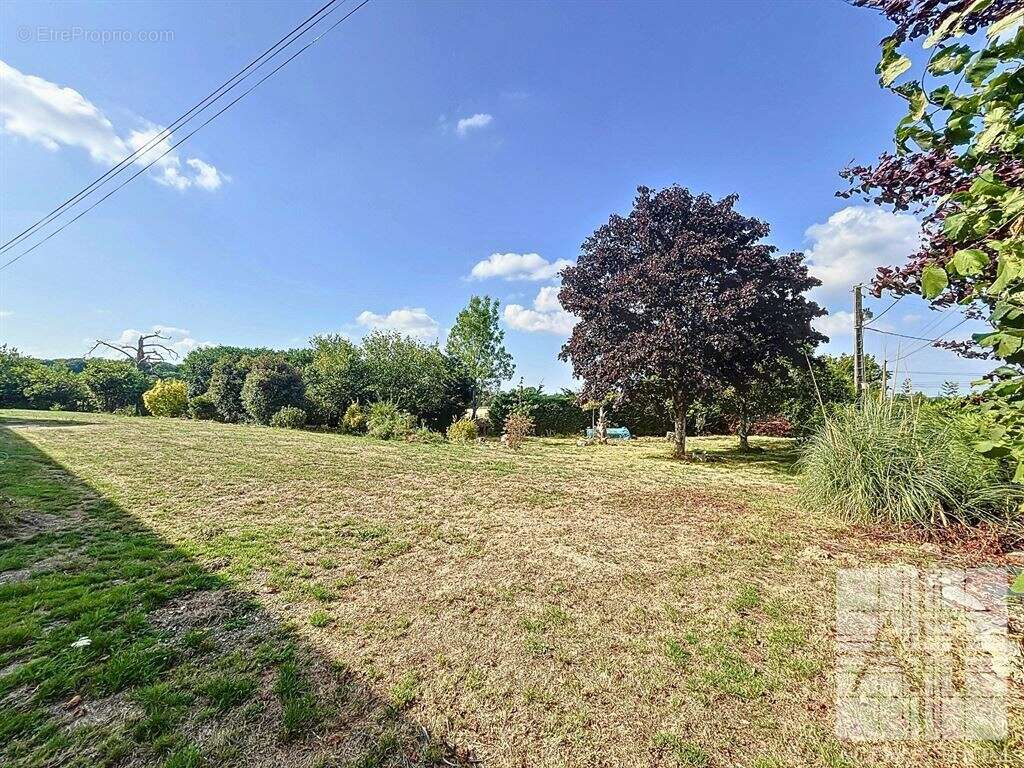 Maison à LONGUEFUYE