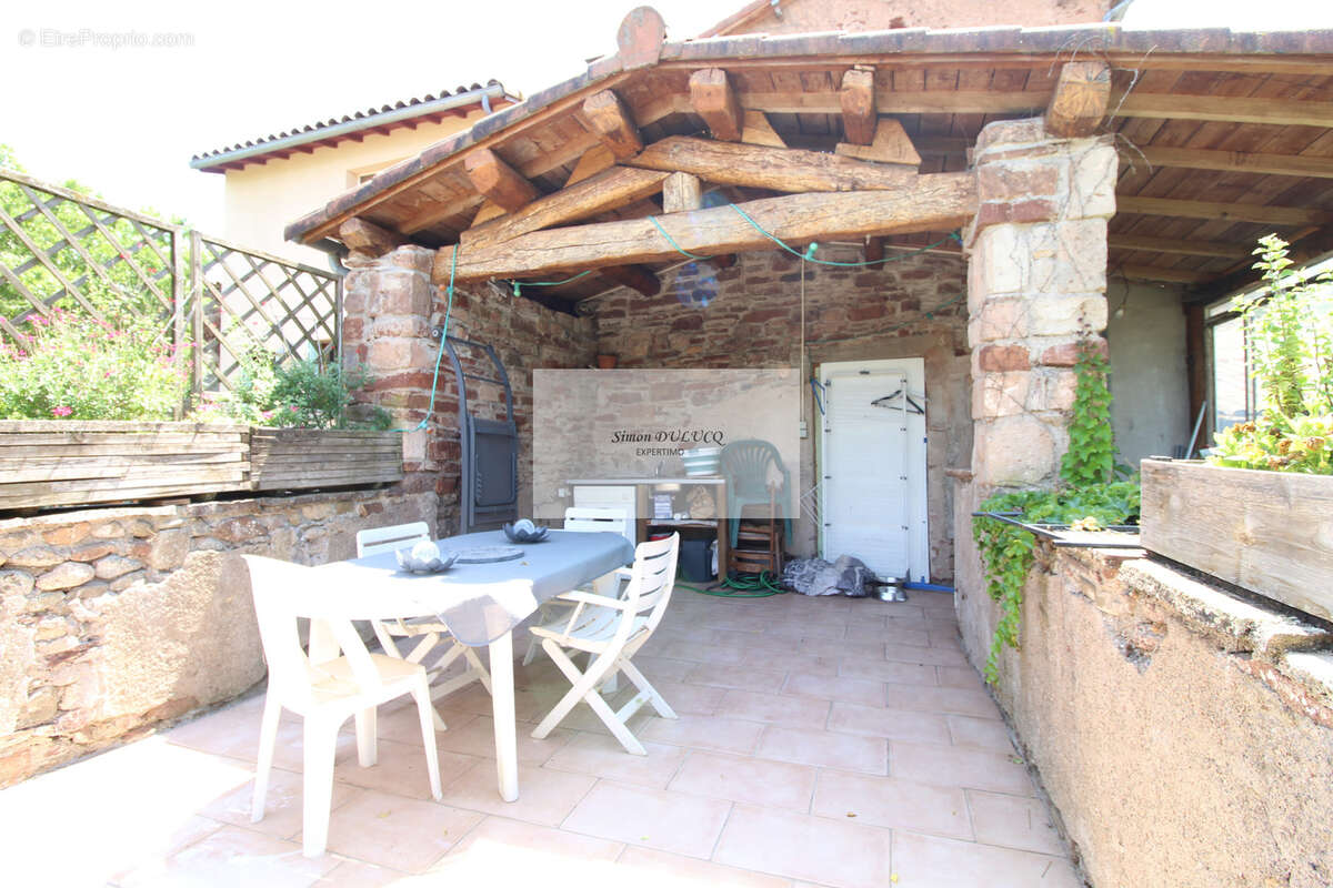 Maison familiale avec terrasse, caves et jardinet - photo 2