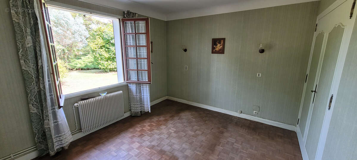 À Hagetmau, 125m2 habitables au coeur de la ville. - photo 4