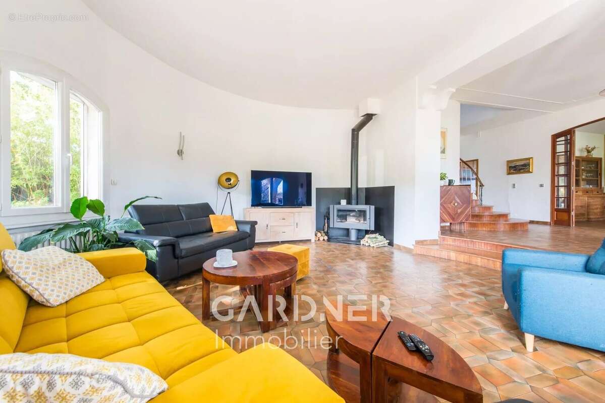 Maison de Maitre Type 7 de 220m2 + Dépendance 280m2. - photo 3