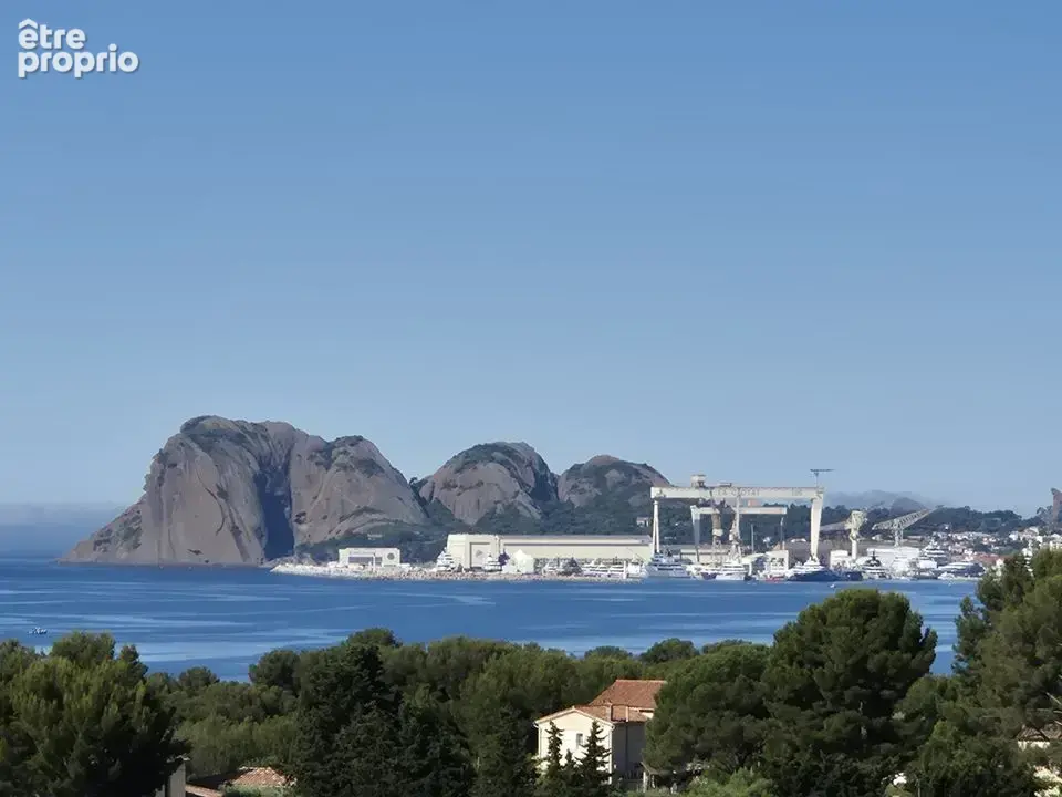 LA CIOTAT-A VENDRE-STUDIO-1 CHAMBRE-CALME-PROCHE COMMERCES - Appartement à LA CIOTAT
