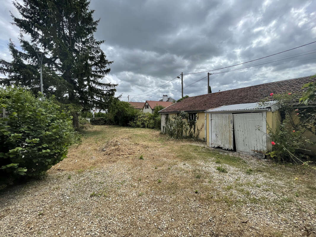 Terrain constructible de 567m2 en plein coeur de SAINTE SAVINE. - photo 3