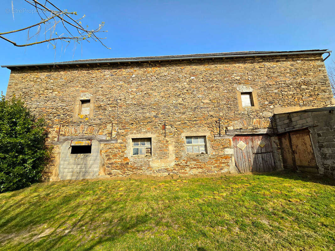 Ancien corps de ferme en pierres dans un environnement calme isolé - photo 4