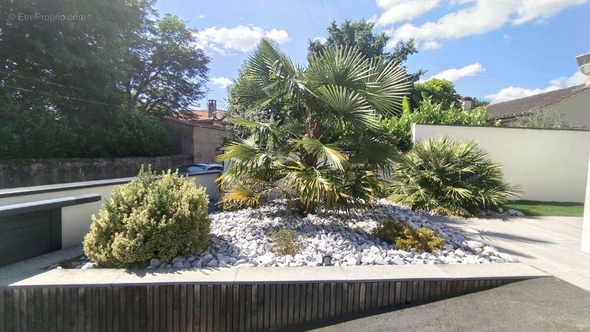 Maison à COUZE-ET-SAINT-FRONT