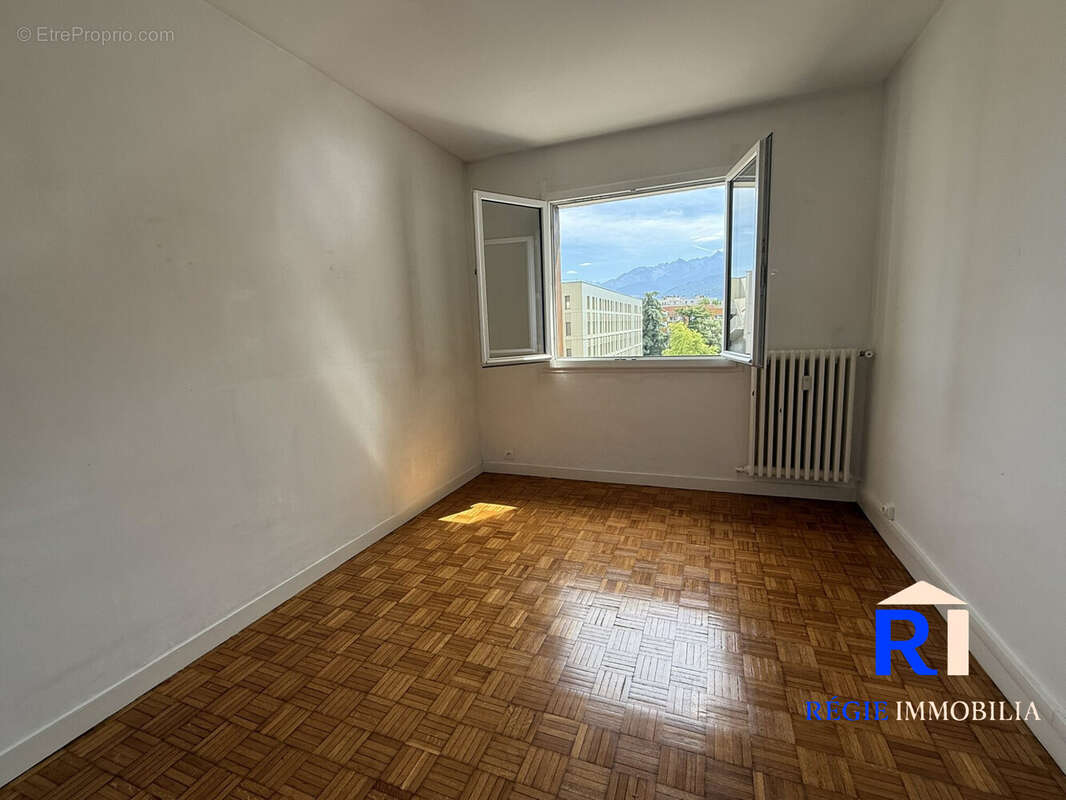 Chambre 2 de 12m2 avec rangements - Appartement à GRENOBLE