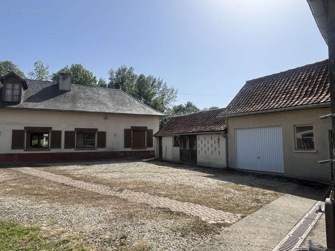 Maison de village avec nombreux batiments rambures - photo 2
