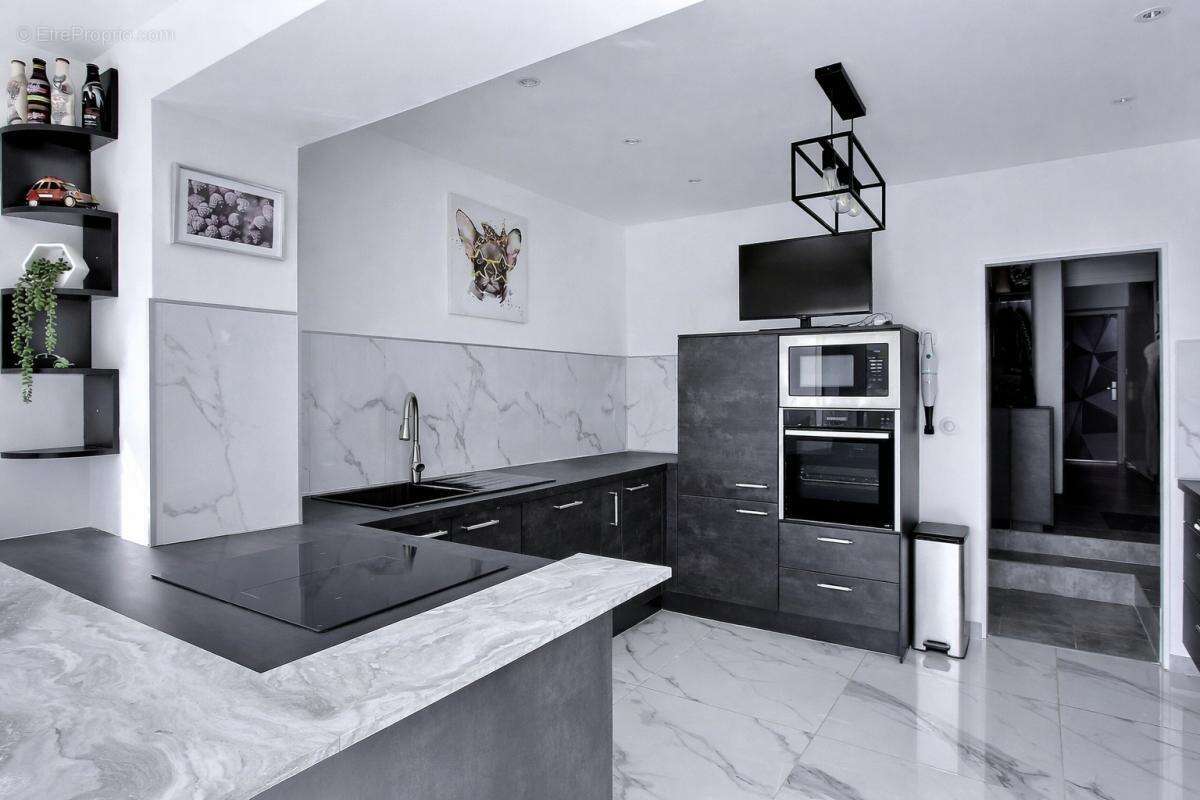 Flassans Sur Issole - Villa  185m² avec logement indépendant 2888m² de terrain avec piscine ! - photo 4