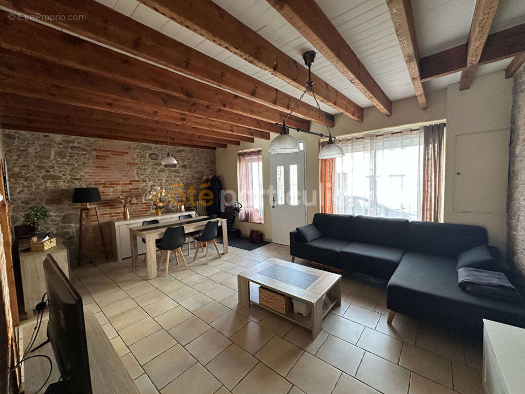 Maison à SAINT-MACAIRE-EN-MAUGES