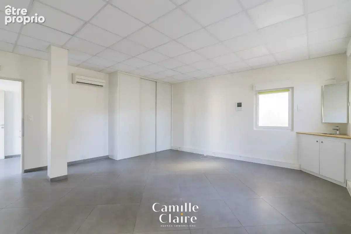Local professionnel 142m2 + 3 stationnements + cour privative - photo 8