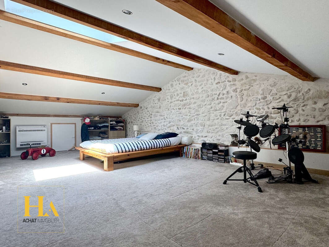 Bien d'exception, Mas rénové de 372m2, Parc arboré de 4.035m2, 10 pièces, 7 chambres, piscine, cave, vue dégagée. - photo 12