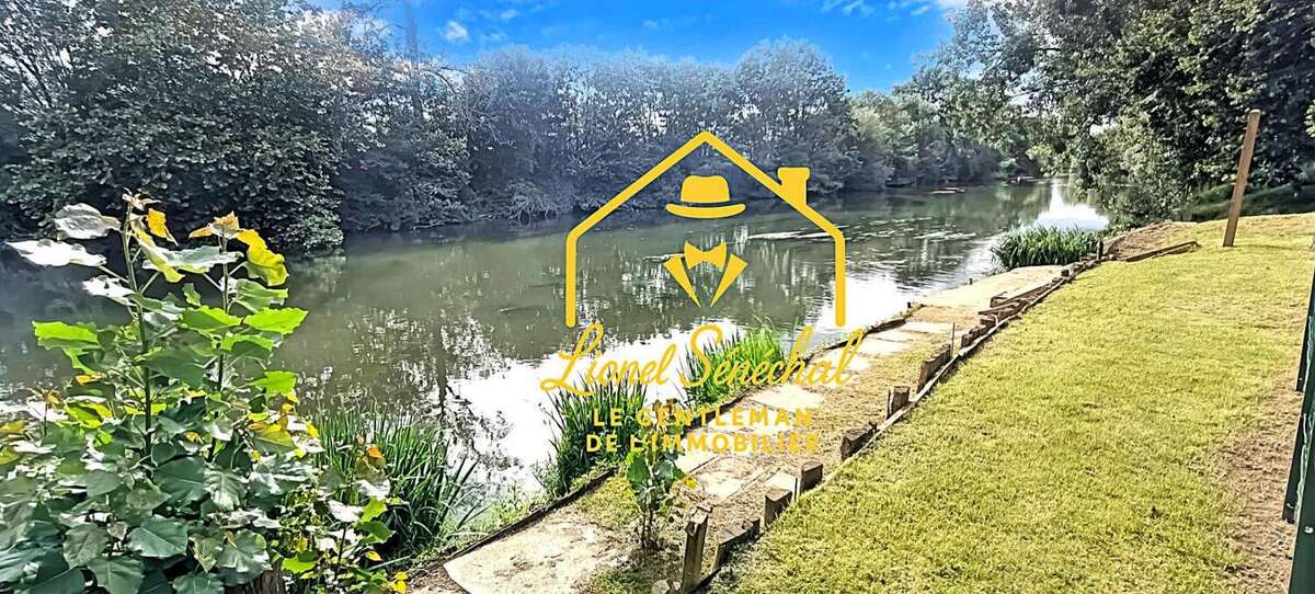 Terrain de loisirs de plus de 1 200 m2 avec un préau sur une dalle en dur, un abri de jardin et un accès direct à la rivière - photo 10