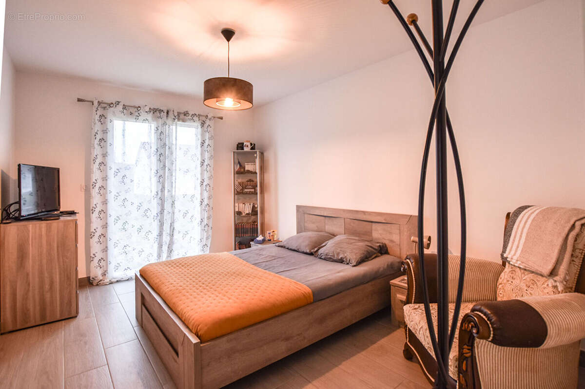 Maison à NEUVELLE-LES-CROMARY