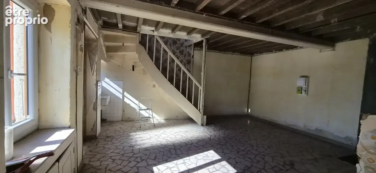 Maison de village en pierre avec cours privative, cave et 2 places de stationnement. - photo 3