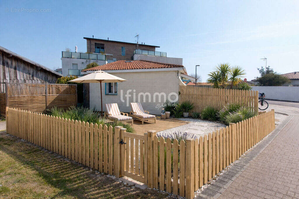Maison deux pièces avec extérieurs et places de parking - photo 9
