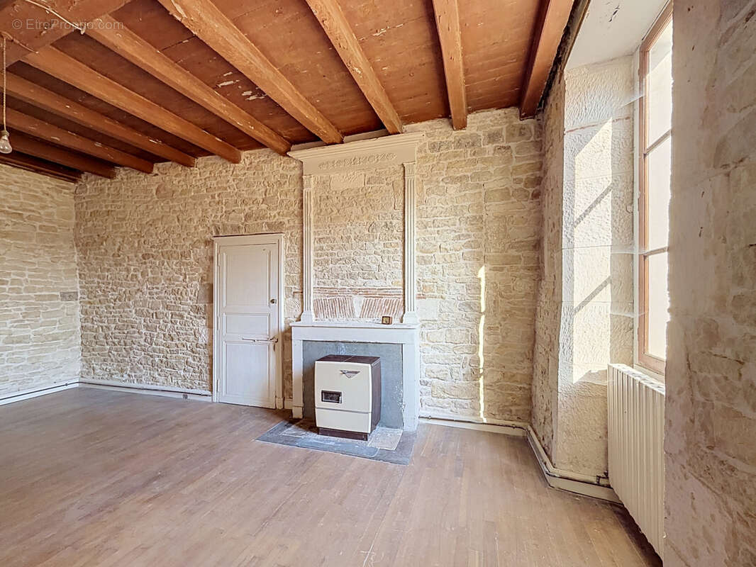 SECTEUR RUFFEC Très beau logis et ses dépendances à rénover - photo 6