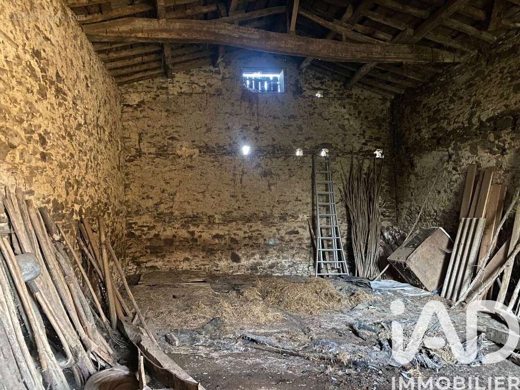 Photo 3 - Parking à BEAUSSE