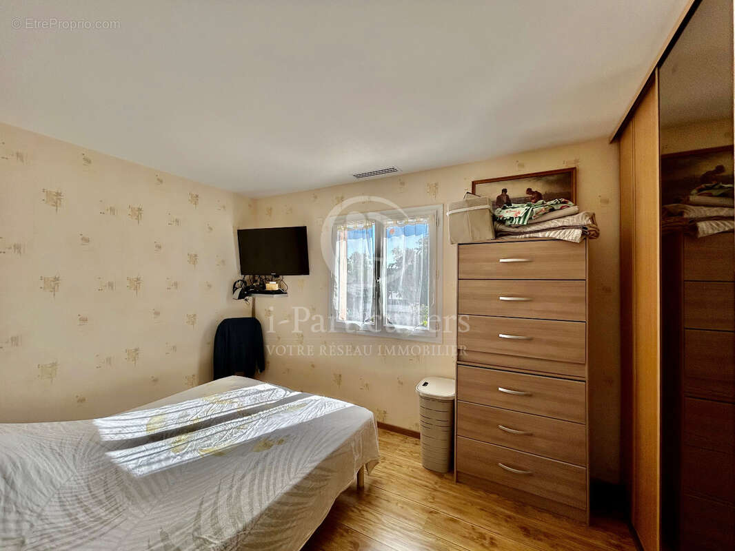 Maison provencale 112 m2. 3 chambres. garages . piscine. sur 1225 m2 terrain clos amenage. - photo 6