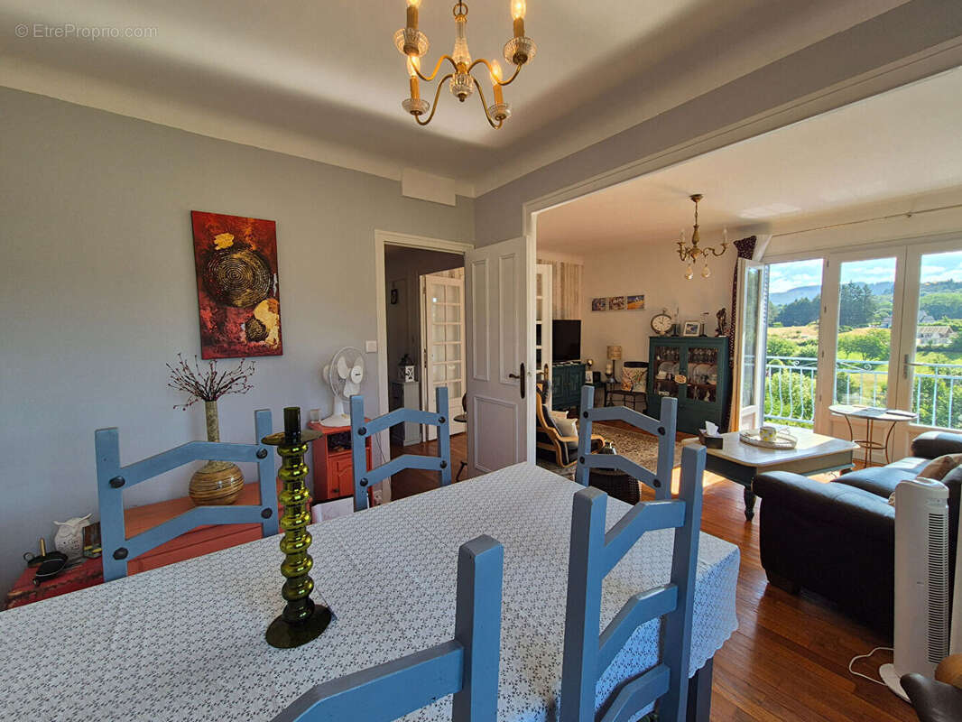 CORRÈZE. TREIGNAC. Belle maison de 3 chambres avec garage et jardins de 1 079 m² - photo 8