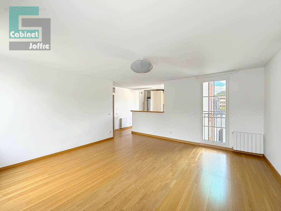 Appartement 3 pièces - 67,45 m2 - Ascenseur / Balcon / Garage - photo 2