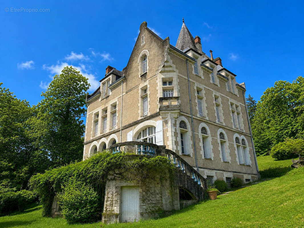 Château de 1905 sur plus de 6 hectares aux portes de Périgueux. - photo 2