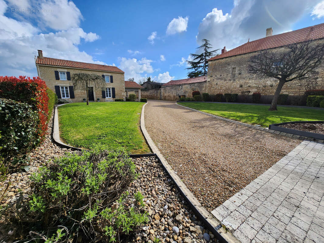 Maison à SAINTE-GEMME-LA-PLAINE