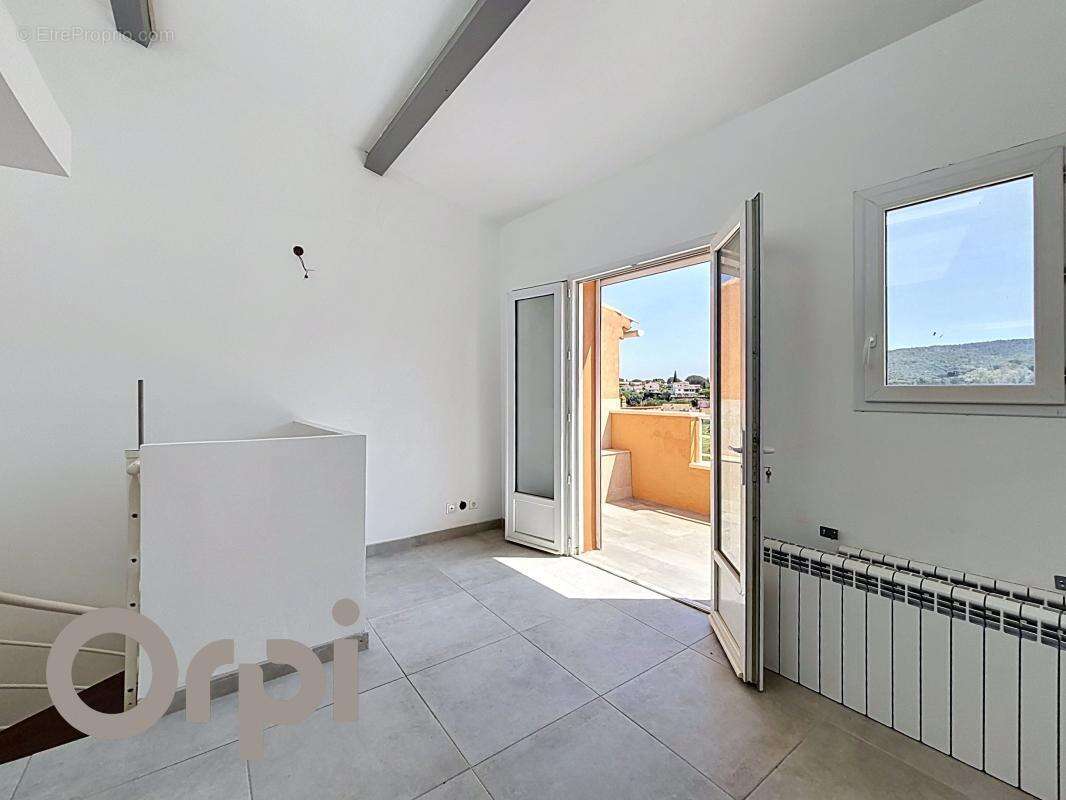 Appartement à ROQUEBRUNE-SUR-ARGENS