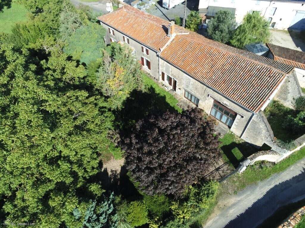 Maison de Campagne avec Piscine Intérieure entre Villefagnan et Ruffec - photo 2