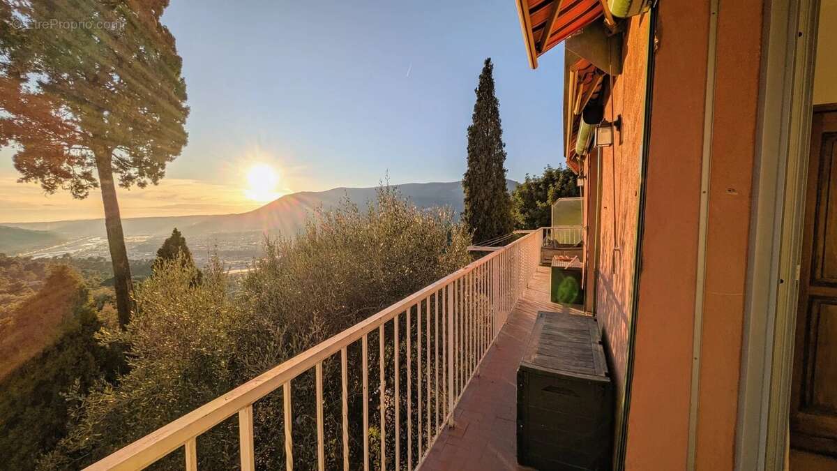 Maison à CASTAGNIERS