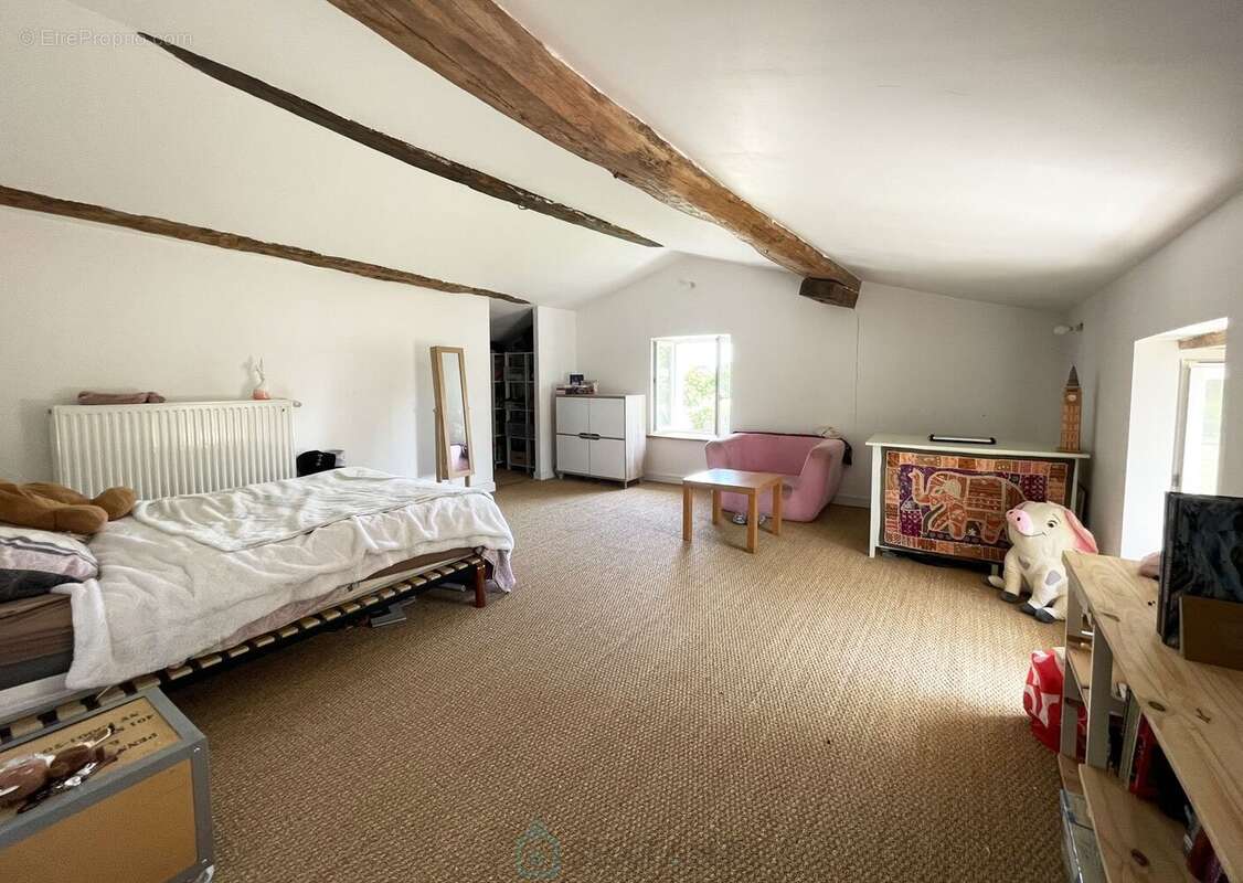 Belle propriété de 325² avec jardin de 3 660m² et dépendances - photo 15