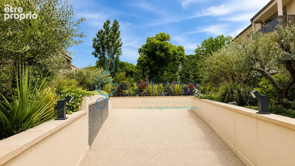Uzès - À quelques pas du centre historique, T2 avec terrasse, piscine et parking. - photo 9