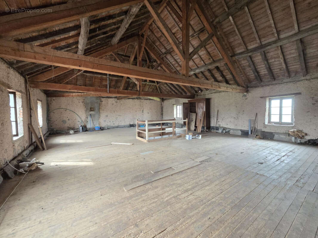 Maison en pierres avec dépendances et grand potentiel, au cœur d’un hameau paisible - photo 9