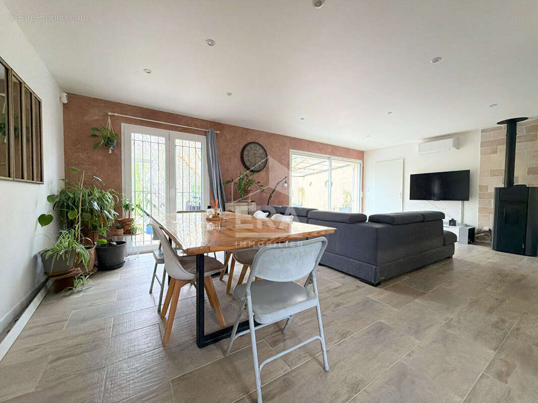 Maison à LE PUY-SAINTE-REPARADE