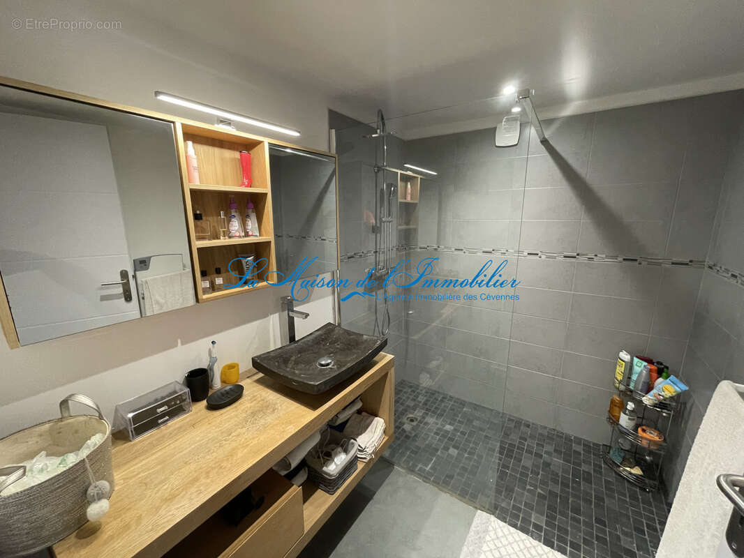 SAINT CHRISTOL LES ALES, en fond d'impasse, charmante villa de tpe F66 de 148 m2 hab avec piscine et garage de - photo 8