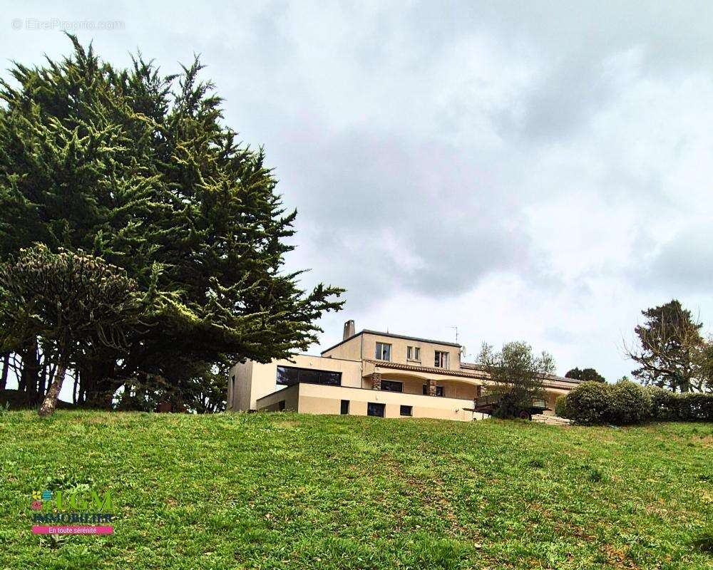 Propriété de caractère 12 pièces et 525m² au coeur d'un parc arboré de 13 497m² à Sèvremoine 49230 - photo 3
