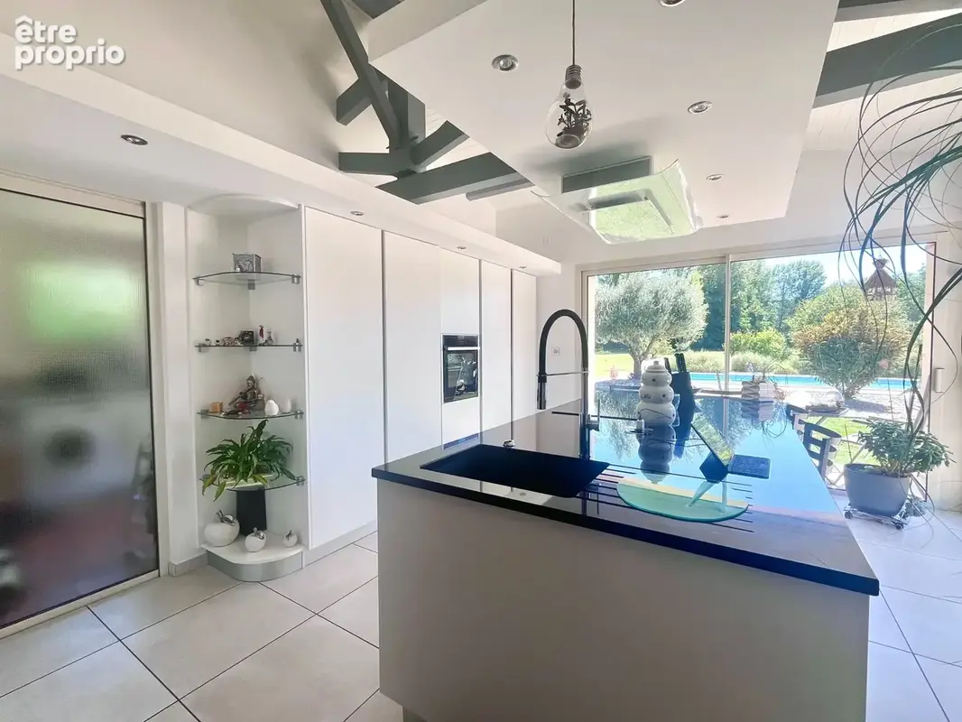 Maison 6 pièces avec piscine et parc paysager - photo 2