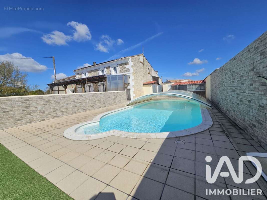 Maison 170 m² à Corme-Ecluse  - photo 3