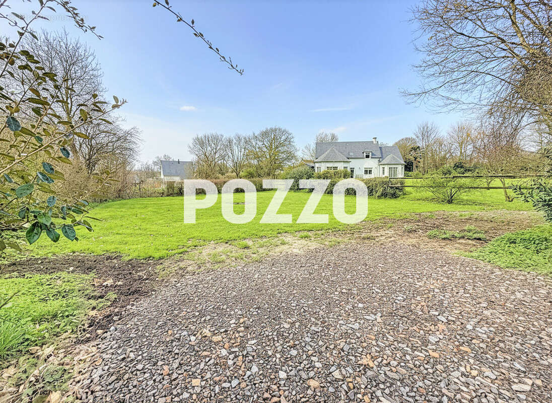 Terrain à SAINT-PIERRE-LANGERS