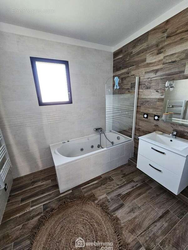 Salle de bain de l'étage - Maison à SETE