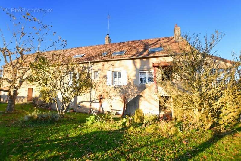 Longère de 136 m2 avec 6900 m2 de terrain, dépendances à Saint emiland - photo 2