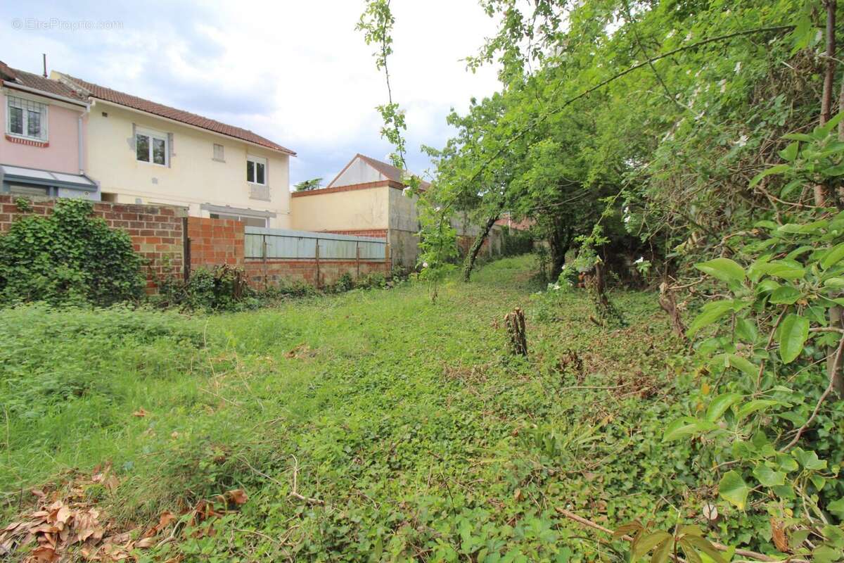 Terrain à CHAMPIGNY-SUR-MARNE