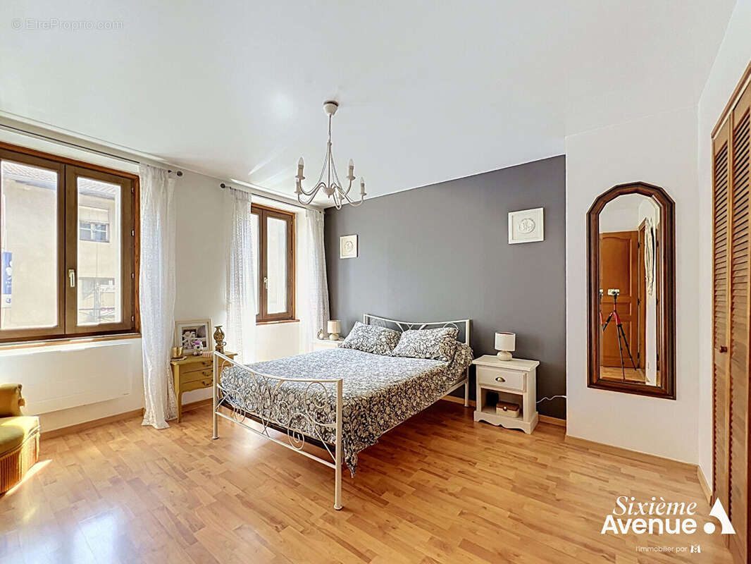 Maison de Village à Saint-Symphorien d'Ozon, 5 pièces, 3 chambres 119 m2. - photo 6